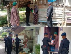 Brimob Polda Aceh Batalyon C Pelopor Bagikan Langsung Zakat Fitrah Kepada Masyarakat Sekitar