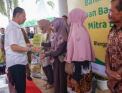 Pj Gubernur Aceh Serahkan Bantuan CSR Bank Aceh Pada UMKM di Aceh Selatan