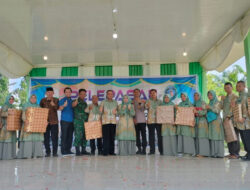 Diacara Pelepasan Siswa Kelas XII, GTK Terbaik  Dapat Hadiah Dari Kepala Sekolah