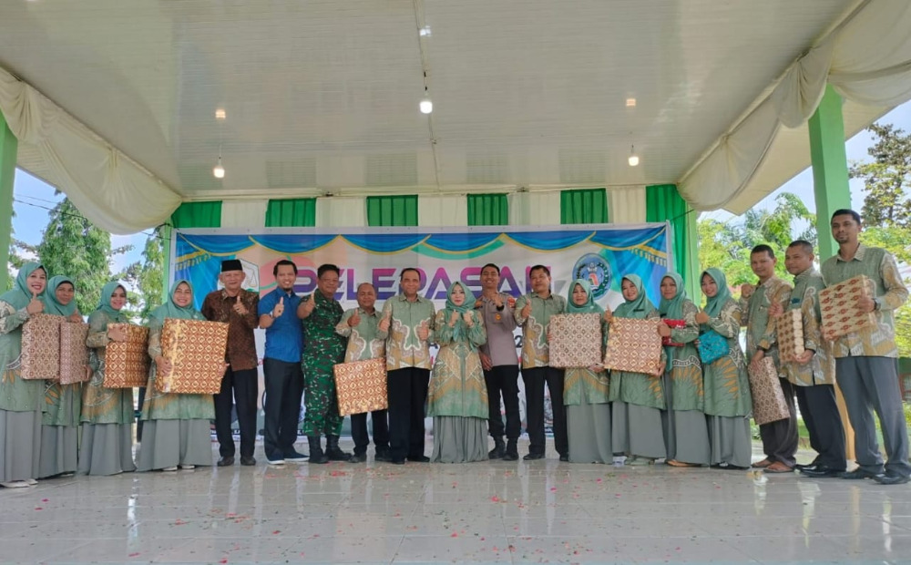 Diacara Pelepasan Siswa Kelas XII, GTK Terbaik Dapat Hadiah Dari Kepala Sekolah 1 siswa