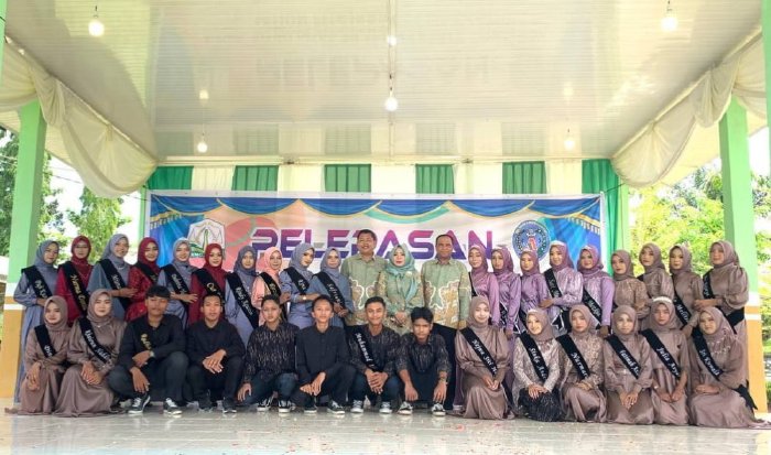 Diacara Pelepasan Siswa Kelas XII, GTK Terbaik Dapat Hadiah Dari Kepala Sekolah 2 siswa