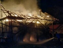 Satu Unit Tempat Usaha Batu Bata Milik Warga Aceh Besar Ludes Terbakar