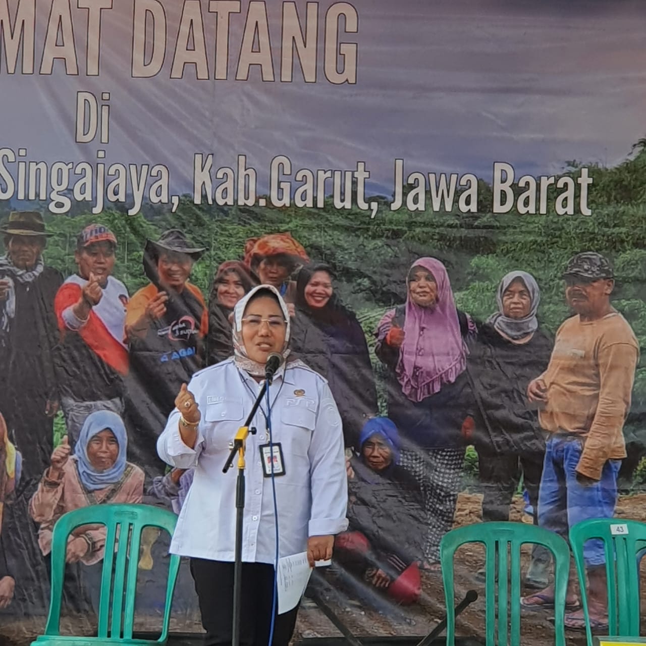 Direktur Pembiayaan Pertanian, Indah Megahwati saat memberikan arahan dalam peninjauan panen porang yang dibiayai oleh Kredit Usaha Rakyat (KUR) dari Kementerian Pertanian di Singajaya, Garut, Jawa Barat, Selasa (27/6/2023).