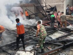 Berawal Dari Laporan Warga, Personil Koramil 09/Trumon Tengah Gerak Cepat Bantu Padamkan Api