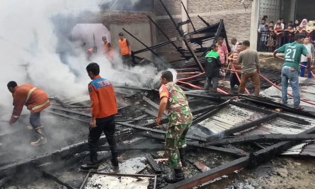 Berawal Dari Laporan Warga, Personil Koramil 09/Trumon Tengah Gerak Cepat Bantu Padamkan Api 1 Warga dan Koramil