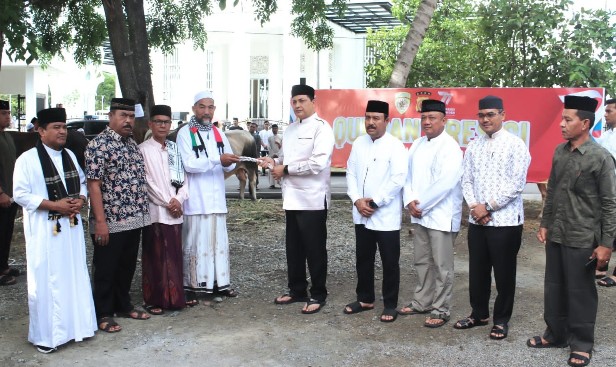 Dihari Raya Idul Adha 2023, Kapolda Aceh Serahkan Hewan Kurban Kepada Masyarakat 1 Polda Aceh