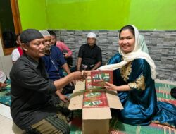 Camellia Panduwinata Wakafkan Al-Quran di Masjid Salajambe Cianjur