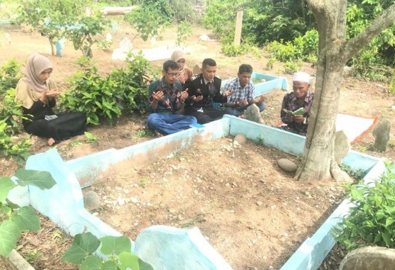 Usai Laksanakan HUT Bhayangkara Ke-77, Anggota Polri Ini Ziarah Ke Makam Orang Tuanya 1 Ziarah