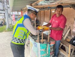 Jumat Berkah, Personel Ditlantas Polda Aceh Bagikan Nasi Kotak Untuk Masyarakat