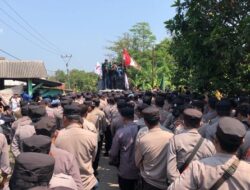 Massa Desak Penetapan Panji Gumilang sebagai Tersangka Kasus Penistaan Agama di Ponpes Al-Zaytun