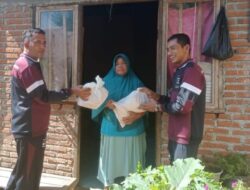 Personel Rorena Polda Aceh Bagikan Sembako untuk Masyarakat Kurang Mampu