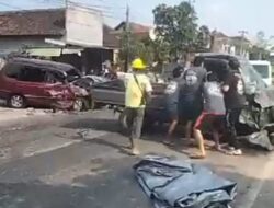 Kurang Seksama Saat Mendahului, Pick up dan Kijang Hancur Adu Muka