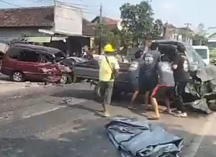Kurang Seksama Saat Mendahului, Pick up dan Kijang Hancur Adu Muka