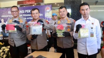Petugas Ditresnarkoba Polda Jateng Tangkap 2 Tersangka Penyalahgunaan Sabu 4 jateng