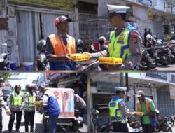 Jumat Berkah, Personel Ditlantas Bagikan Nasi Kotak Kepada Tukang Parkir