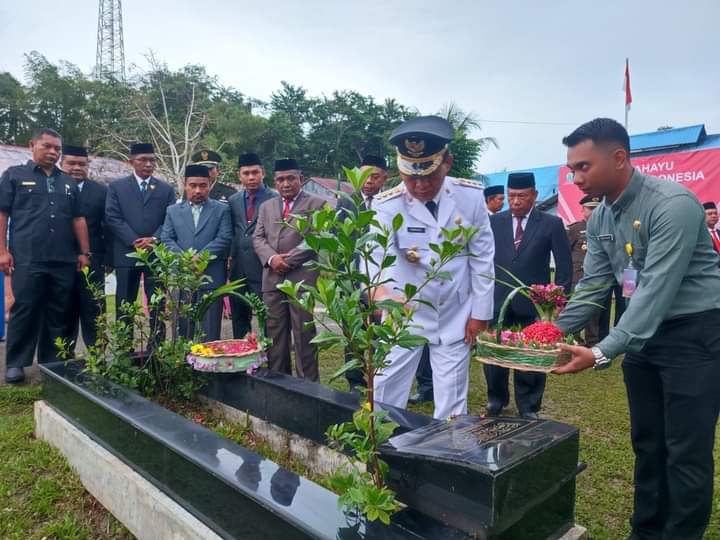 Pemerintah Simeulue Rayakan HUT RI ke-78 dengan Ziarah ke Makam Pahlawan 1 pemerintah