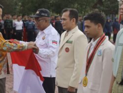 Penjabat Gubernur Achmad Marzuki Pimpin Pembagian 10 Juta Bendera Merah Putih di Aceh