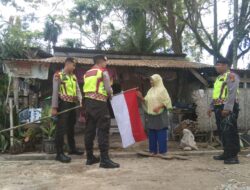 Patroli Meriahkan Kemerdekaan: Polres Langsa Bagikan Bendera Merah Putih kepada Warga