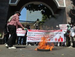 Massa Aksi Desak Jaksa Agung Copot Kajati Sumut Terkait Rapidin Simbolon