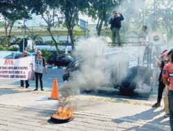 Kantor Pertamina Digeruduk Massa Minta Rombak Pucuk Pimpinan