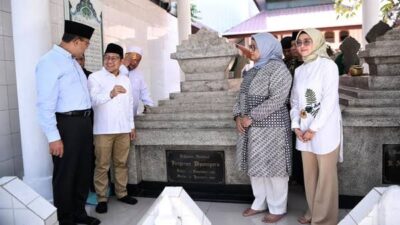 Anies Baswedan dan Cak Imin melakukan ziarah ke makam Pangeran Diponegoro, Kecamatan Wajo, Kota Makassar, Minggu (24/9/2023) (Foto: Istimewa)