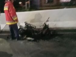 Satu Unit Sepmor Milik Warga Ludes Terbakar di Jembatan Flayover Simpang Surabaya