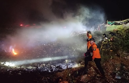 Asap Tebal Akibat Kebakaran TPA Kopi Luhur Cirebon, 1.500 KK Terpaksa Ungsikan Diri