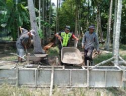 Babinsa Posramil Peusangan Selatan Gotong Royong Bantu Warga Binaan Buat Saluran Air