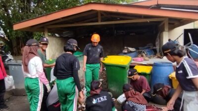 Yayasan TKP dan Paskhaskibra SMAN 15 Medan Gelar School Cleanup