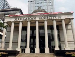 Aliansi Mahasiswa Unjuk Rasa di Depan Gedung Mahkamah Konstitusi