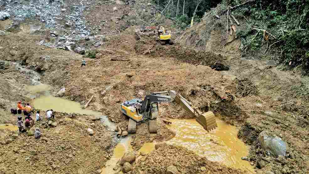 Pencarian Korban Tanah Longsor Dolog Simarsolpah Terus Dilakukan, 4 Unit Alat Berat Diturunkan 1 Longsor,
