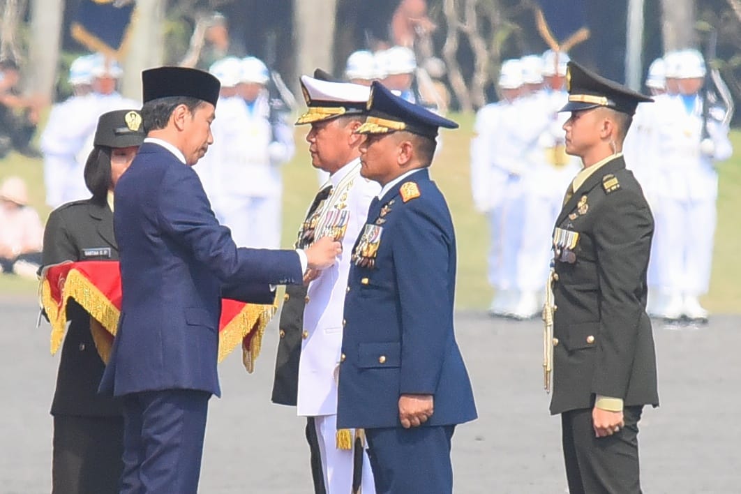 Presiden Jokowi Anugerahkan Tanda Kehormatan kepada Tiga Perwira Tinggi TNI 1 Presiden