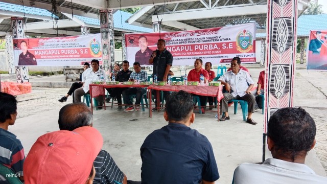 Anggota DPRD Sumut Mangapul Purba saat melakukan reses I Tahun Sidang V Tahun 2023-2024 di Kecamatan Jorlang Hataran, Rabu (18/10/2023).(Foto: Harian Daerah/Firma)