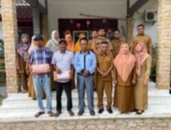 Berikan Bingkisan Kepada Petugas Pemungutan PBB, Ini Harapan Camat