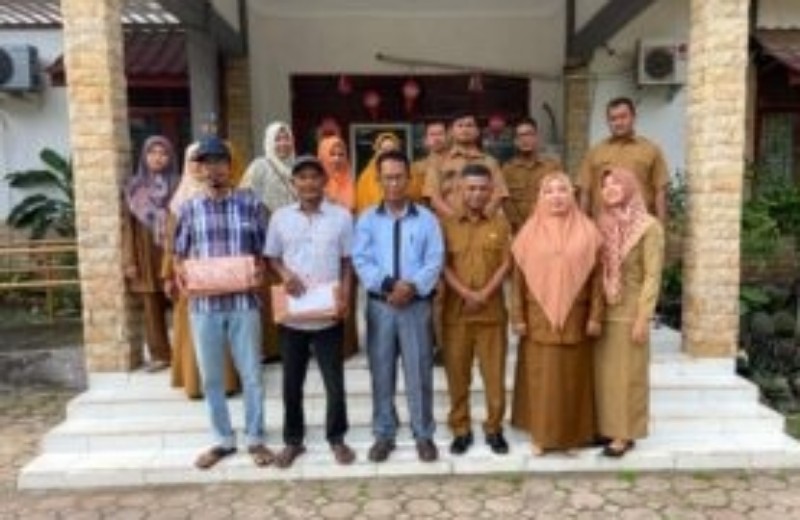 Berikan Bingkisan Kepada Petugas Pemungutan PBB, Ini Harapan Camat 1 Camat