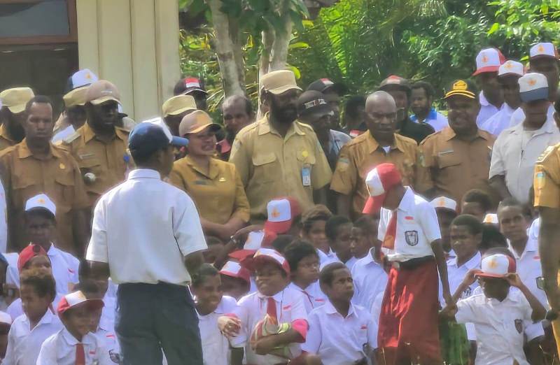 Disambut Meriah, PJ. Sekda Puncak Jaya Kunker dan Salurkan Bantuan di Distrik Fawi