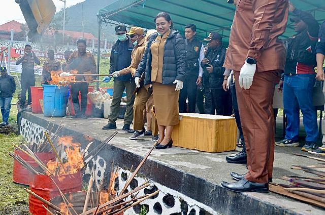 Hadiri Pemusnahan Barang Bukti, Pj Bupati Tumiran Tegaskan Oknum Harus Ditindak Hukum