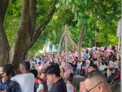 Ribuan Pengunjung Banjiri Krueng Aceh Saksikan Pawai Kapal Hias PKA ke-8