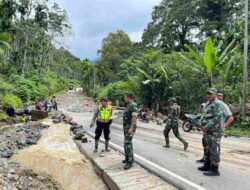 TNI Polri BPBD dan Masyarakat bersama Relawan Bersihkan Jalan Paska Banjir dan Tanah Longsor