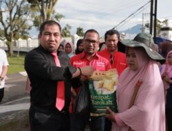 Penjabat Bupati Aceh Besar Bagikan Sembako Untuk Petugas Kebersihan