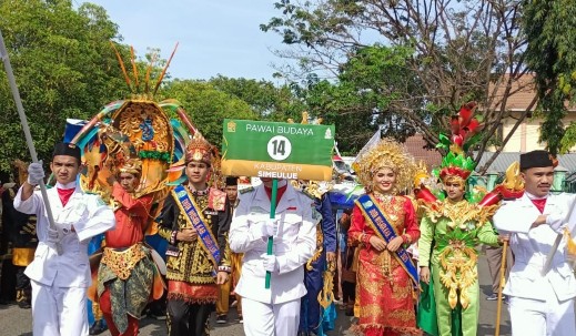 Pawai Budaya PKA-8, Kontingan Simeulue memakai Kostum Lobster dan Cengkeh