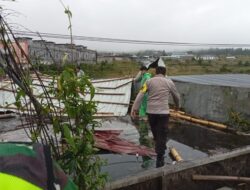 Personel Polres Bener Meriah Bantu Bersihkan Puing Akibat Angin Puting Beliung