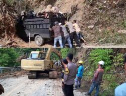 Polisi dan Warga Bersihkan Jalan dari Tanah Longsor