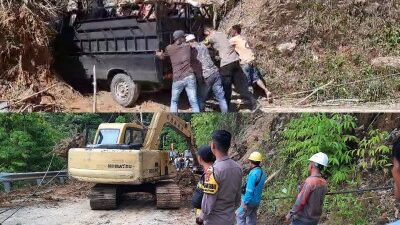 Polisi dan Warga Bersihkan Jalan dari Tanah Longsor 1 Longsor