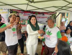 Cegah Stunting, Camellia Panduwinata Bagikan Telur di Bogor