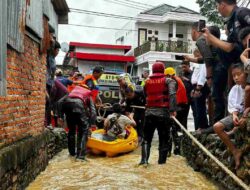 Personil Presisi Sat Samapta Polres Langsa Bantu Evakuasi Warga Terjebak Banjir