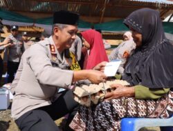 Kapolres Aceh Tengah Bagikan Sembako Kepada Warga
