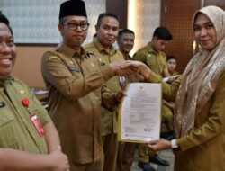 Serahkan SK Penempatan ke Lulusan IPDN Angkatan XXIX, Ini Pesan Asisten III