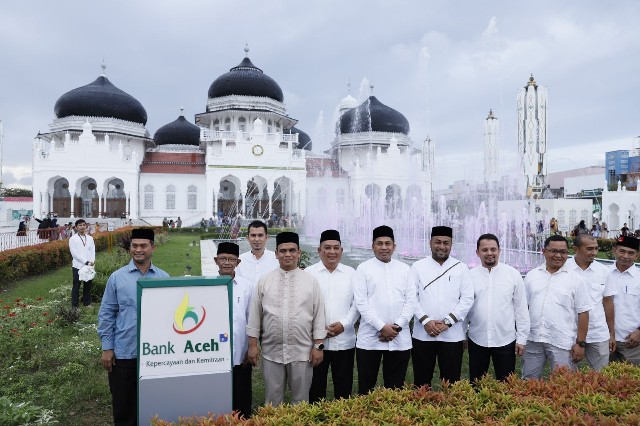 Tingkatkan Kenyamanan dan Keindahan Mesjid Raya Baiturrahman, Bank Aceh Resmikan Air Mancur dan Taman Penyejuk Hati Mesjid Raya Baiturrahman 1 Bank AcehDirektur Utama Bank Aceh pada Jumat (29/12/2023) di depan Air Mancur Mesjid Raya Baiturrahman.