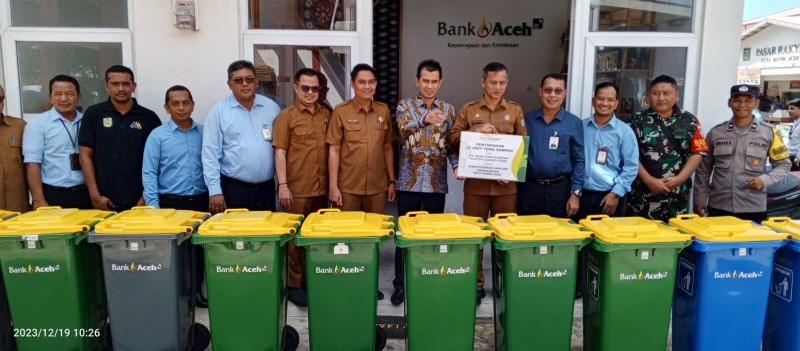 Dukung Kebersihan dan Kesehatan Lingkungan, Bank Aceh Salurkan Tong Sampah Kepada Pemko Banda Aceh